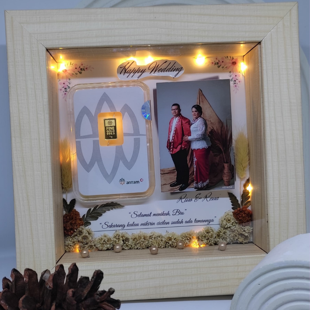 Gift Frame With Gold 1024x1024